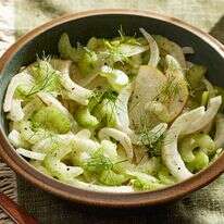 סלט שומר, סלרי ואגסים | טום מקורקל, עיצוב אוכל מאת ג'ינה ניסטיקו עבור הוושינגטון פוסט