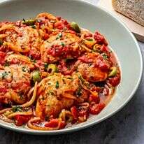 עוף רך ברוטב לימוני עם זיתים – ארוחה מנחמת בסיר אחד | סקוט סוצ'מן עבור; עיצוב אוכל מאת קרולין רוב עבור הוושינגטון פוסט עוף רך ברוטב לימוני עם זיתים – ארוחה מנחמת בסיר אחד | סקוט סוצ'מן עבור; עיצוב אוכל מאת קרולין רוב עבור הוושינגטון פוסט