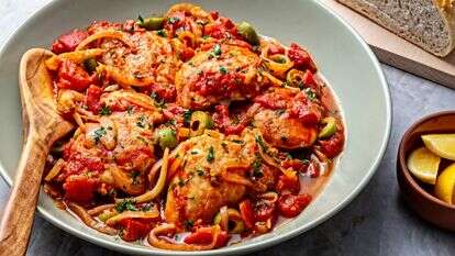 עוף רך ברוטב לימוני עם זיתים – ארוחה מנחמת בסיר אחד | סקוט סוצ'מן עבור; עיצוב אוכל מאת קרולין רוב עבור הוושינגטון פוסט עוף רך ברוטב לימוני עם זיתים – ארוחה מנחמת בסיר אחד | סקוט סוצ'מן עבור; עיצוב אוכל מאת קרולין רוב עבור הוושינגטון פוסט