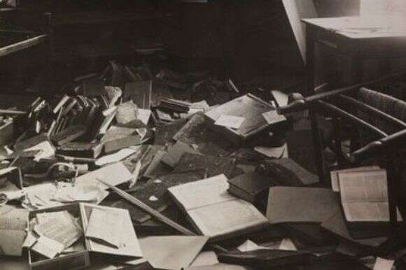 חדר העבודה של ש"י עגנון אחרי הפוגרום | ארכיון ש"י עגנון. האוסף הלאומי לתצלומים ע"ש מש' פריצקר, הספרייה הלאומית