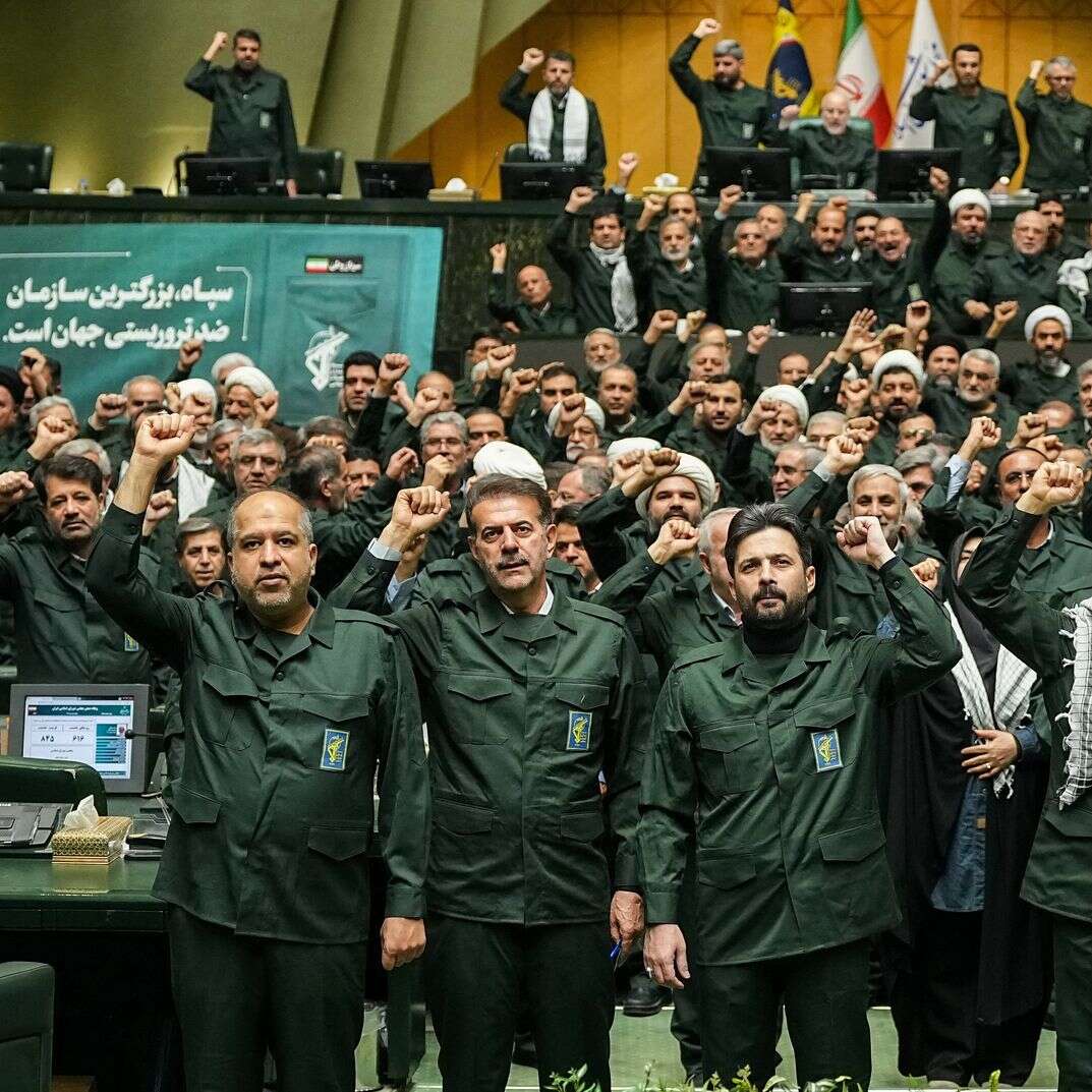 חברי הפרלמנט האיראני עם מדי משמרות המהפכה | EPA