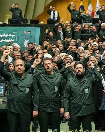 חברי הפרלמנט האיראני עם מדי משמרות המהפכה | EPA
