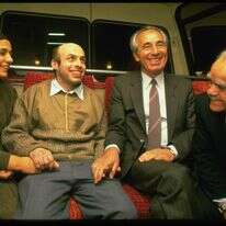 "סליחה שאיחרתי". נתן ואביטל שרנסקי עם יצחק שמיר ושמעון פרס לאחר השחרור | נתי הרניק, לע"מ "סליחה שאיחרתי". נתן ואביטל שרנסקי עם יצחק שמיר ושמעון פרס לאחר השחרור | נתי הרניק, לע"מ