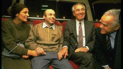 "סליחה שאיחרתי". נתן ואביטל שרנסקי עם יצחק שמיר ושמעון פרס לאחר השחרור | נתי הרניק, לע"מ "סליחה שאיחרתי". נתן ואביטל שרנסקי עם יצחק שמיר ושמעון פרס לאחר השחרור | נתי הרניק, לע"מ