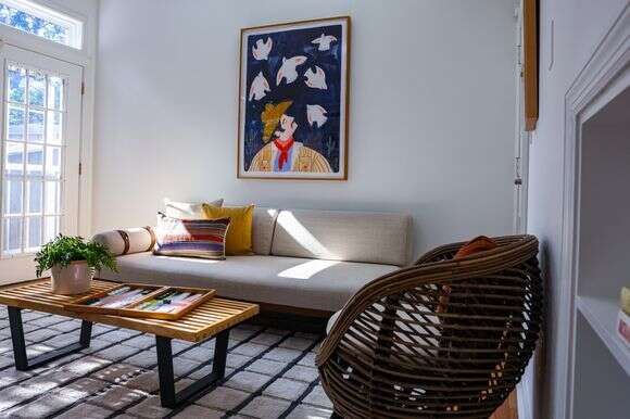 סלון מעוצב בבית בקפיטול היל כולל ציור צבעוני | ולרי פלש / עבור הוושינגטון פוסט