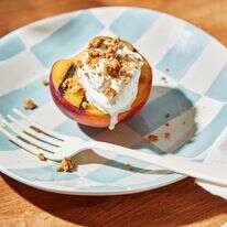 אפרסקים עם קצפת מסקרפונה | טום מקורקל, עיצוב אוכל מאת ג'ינה ניסטיקו עבור הוושינגטון פוסט