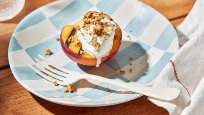 אפרסקים עם קצפת מסקרפונה | טום מקורקל, עיצוב אוכל מאת ג'ינה ניסטיקו עבור הוושינגטון פוסט אפרסקים עם קצפת מסקרפונה | טום מקורקל, עיצוב אוכל מאת ג'ינה ניסטיקו עבור הוושינגטון פוסט