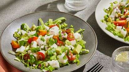 סביצ'ה הליבוט עם עגבנייה ואבוקדו | טום מקורקל עבור הוושינגטון פוסט; עיצוב אוכל מאת ג'ינה ניסטיקו עבור הוושינגטון פוסט