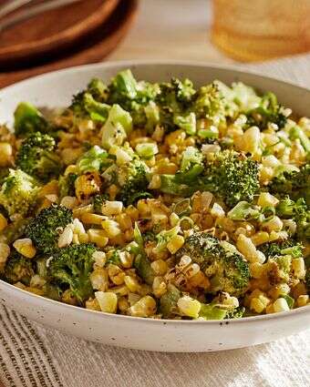 סלט תירס וברוקולי צרוב | טום מקורקל:  עיצוב אוכל מאת ג'ינה ניסטיקו עבור הוושינגטון פוסט