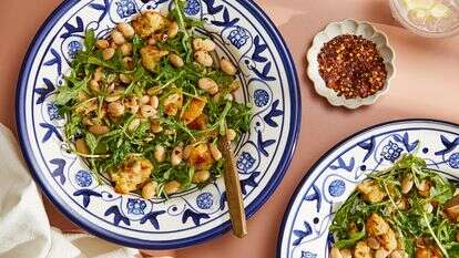 סלט שעועית לבנה חמה ולחם | טום מקורקל עבור הוושינגטון פוסט