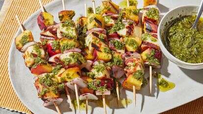 שיפודי חלומי עם נקטרינות וצ'ימיצ'ורי | טום מקורקל עבור הוושינגטון פוסט