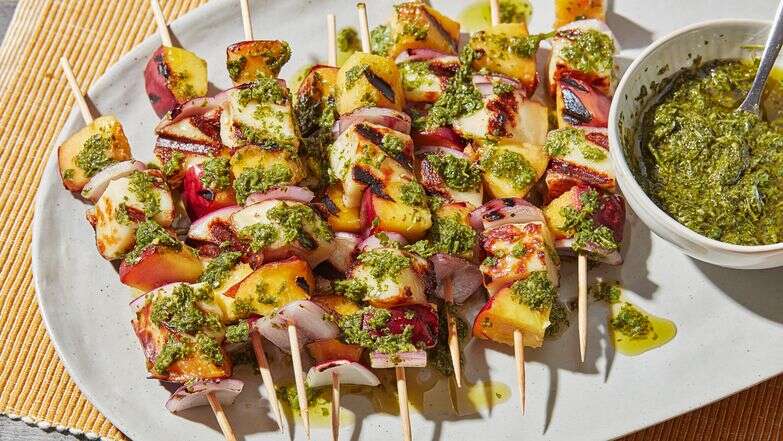 שיפודי חלומי עם נקטרינות וצ'ימיצ'ורי | טום מקורקל עבור הוושינגטון פוסט