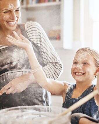 בישול עם ילדים | שאטרסטוק