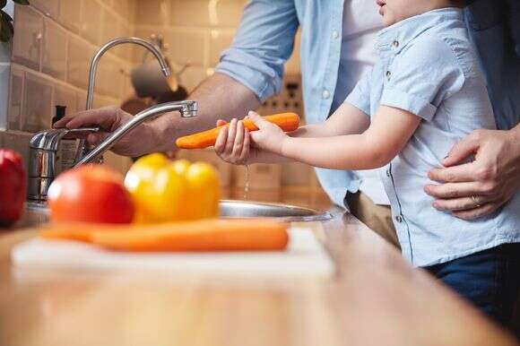 ילדים יכולים לעשות פעולות פשוטות ומוגדרות | שאטרסטוק
