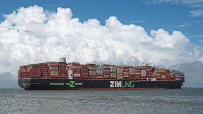 אוניית משא של חברת צים | שאטרסטוק