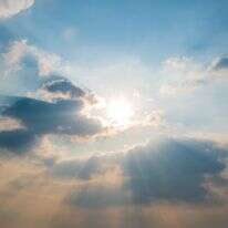 אור השמש בין העננים | שאטרסטוק