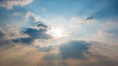 אור השמש בין העננים | שאטרסטוק