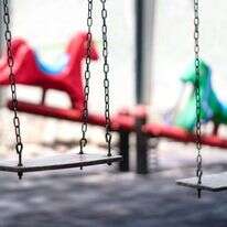 גן שעשועים ריק | שאטרסטוק