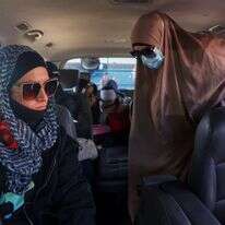 בני משפחותיהם של חשודים בפעילות דאעש, שהם אזרחים אוסטרלים, עולים על טנדר בדרכם לשדה התעופה בדמשק במהלך מבצע ההחזרה הראשון של השנה, במחנה רוג' במזרח סוריה | P Photo/Baderkhan Ahmad