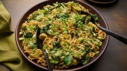 ארוחה מלאה בקערה אחת: סלט אטריות אסייתי | לורן בולבין; עיצוב אוכל מאת ליסה צ'רקסקי ארוחה מלאה בקערה אחת: סלט אטריות אסייתי | לורן בולבין; עיצוב אוכל מאת ליסה צ'רקסקי