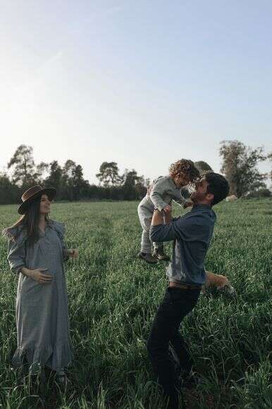 אורי איזק, נוי בר איזק ובנם יונתן שלום | ללא קרדיט