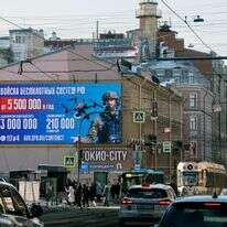 שלט חוצות בסנט פטרסבורג המפרסם שירות צבאי | EPA/ANATOLY MALTSEV שלט חוצות בסנט פטרסבורג המפרסם שירות צבאי | EPA/ANATOLY MALTSEV