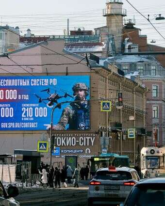 שלט חוצות בסנט פטרסבורג המפרסם שירות צבאי | EPA/ANATOLY MALTSEV