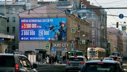 שלט חוצות בסנט פטרסבורג המפרסם שירות צבאי | EPA/ANATOLY MALTSEV