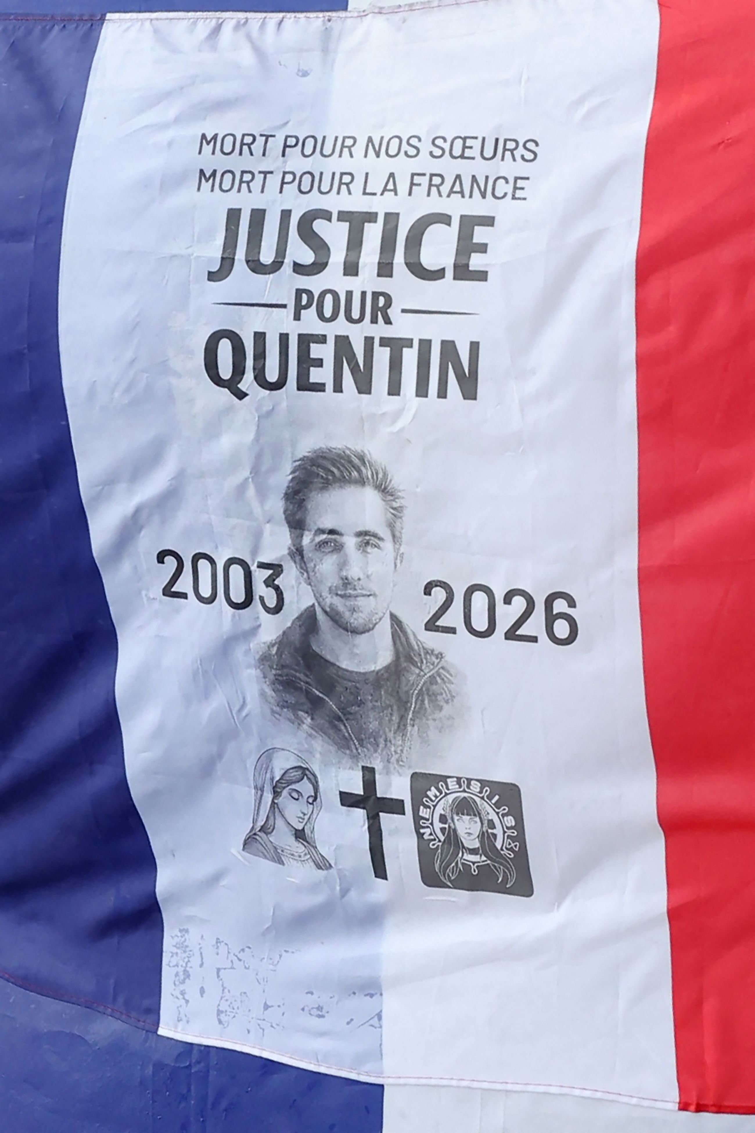 דגל צרפתי הנושא דיוקן לא מזוהה וסיסמה "מתים למען אחיותינו, מתים למען צרפת, צדק לקוונטן" על דגל צרפתי שנישא על ידי מפגין במהלך עצרת לזכר הקורבן בן ה-23 קוונטין דרנק, שמת בליון לאחר מכות קטלניות | אלן ז'וקארד / AFP דגל צרפתי הנושא דיוקן לא מזוהה וסיסמה "מתים למען אחיותינו, מתים למען צרפת, צדק לקוונטן" על דגל צרפתי שנישא על ידי מפגין במהלך עצרת לזכר הקורבן בן ה-23 קוונטין דרנק, שמת בליון לאחר מכות קטלניות | אלן ז'וקארד / AFP