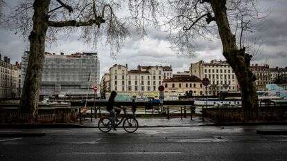 גבר רוכב על אופניים לאורך קיי פולשירון סמוך לזירת הקטטה שגרמה למותו של קוונטין דרנק | OLIVIER CHASSIGNOLE / AFP גבר רוכב על אופניים לאורך קיי פולשירון סמוך לזירת הקטטה שגרמה למותו של קוונטין דרנק | OLIVIER CHASSIGNOLE / AFP