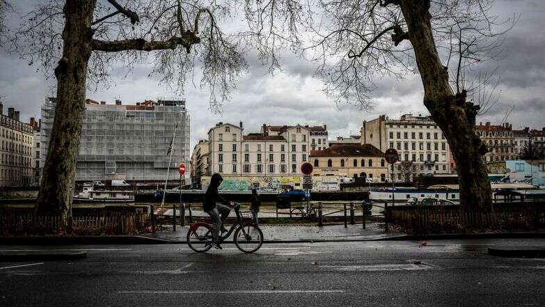 גבר רוכב על אופניים לאורך קיי פולשירון סמוך לזירת הקטטה שגרמה למותו של קוונטין דרנק | OLIVIER CHASSIGNOLE / AFP