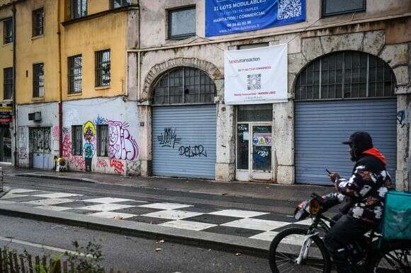 גבר רוכב על אופניים לאורך קיי פולשירון סמוך לזירת הקטטה שגרמה למותו של קוונטין דרנק | OLIVIER CHASSIGNOLE / AFP גבר רוכב על אופניים לאורך קיי פולשירון סמוך לזירת הקטטה שגרמה למותו של קוונטין דרנק | OLIVIER CHASSIGNOLE / AFP