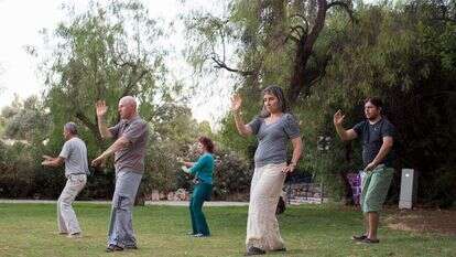 מתרגלים טאי צ'י בפארק בשכונת ימין משה בירושלים | שרה שומאן / פלאש90