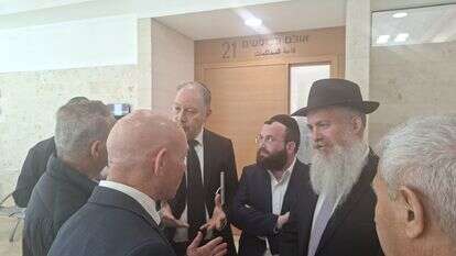 הרב שמואל ביסטריצקי מחוץ לביהמ"ש | ללא קרדיט