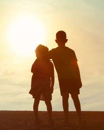 ילדים מחובקים | שאטרסטוק