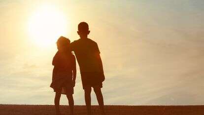 ילדים מחובקים | שאטרסטוק