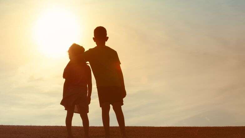 ילדים מחובקים | שאטרסטוק ילדים מחובקים | שאטרסטוק