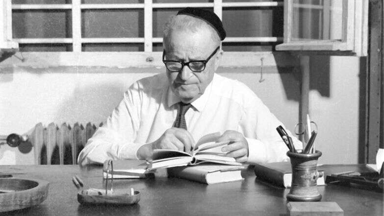 ההחלטה הנחרצת לעלות ארצה שמה קץ ללבטיו. עגנון, 1966 | מארכיון דן הדני, האוסף הלאומי לתצלומים על שם משפחת פריצקר, הספרייה הלאומית