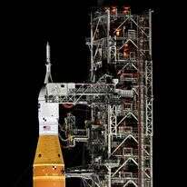 טיל SLS וחללית אוריון, ששולבו עבור משימת ארטמיס II, נראים בשיגור 39B במרכז החלל קנדי ​​בקייפ קנוורל, פלורידה, ב-1 בפברואר 2026 לקראת המשימה המאוישת הראשונה לירח מזה יותר מ-50 שנה | Miguel J. Rodriguez Carrillo / AFP