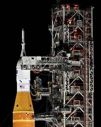 טיל SLS וחללית אוריון, ששולבו עבור משימת ארטמיס II, נראים בשיגור 39B במרכז החלל קנדי ​​בקייפ קנוורל, פלורידה, ב-1 בפברואר 2026 לקראת המשימה המאוישת הראשונה לירח מזה יותר מ-50 שנה | Miguel J. Rodriguez Carrillo / AFP