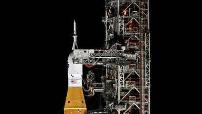 טיל SLS וחללית אוריון, ששולבו עבור משימת ארטמיס II, נראים בשיגור 39B במרכז החלל קנדי בקייפ קנוורל, פלורידה, ב-1 בפברואר 2026 לקראת המשימה המאוישת הראשונה לירח מזה יותר מ-50 שנה | Miguel J. Rodriguez Carrillo / AFP טיל SLS וחללית אוריון, ששולבו עבור משימת ארטמיס II, נראים בשיגור 39B במרכז החלל קנדי בקייפ קנוורל, פלורידה, ב-1 בפברואר 2026 לקראת המשימה המאוישת הראשונה לירח מזה יותר מ-50 שנה | Miguel J. Rodriguez Carrillo / AFP