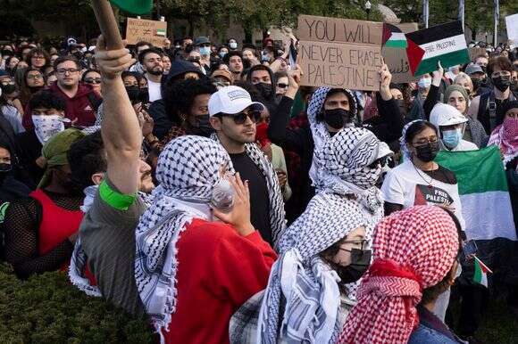 מוחסן מהדאווי, במרכז, עומד במהלך הפגנה פרו-פלסטינית באוניברסיטת קולומביה | AP Photo/Yuki Iwamura