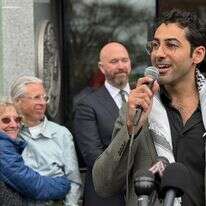 מוחסן מהדאווי נואם מחוץ לבית המשפט | AP Photo/Amanda Swinhart