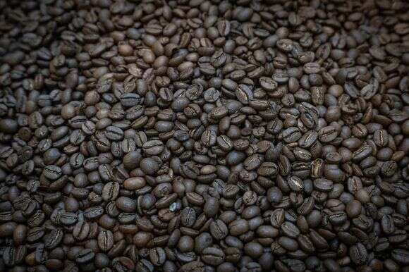 מבט על פולי קפה בבית קפה בשוק מחנה יהודה | נתי שוחט/Flash90