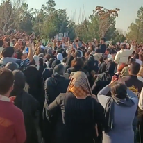 תושבי איראן משתתפים באזכרות 40 יום לזכר הרוגי המחאה | צילום מסך מתוך הרשתות החברתיות