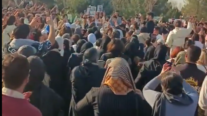 תושבי איראן משתתפים באזכרות 40 יום לזכר הרוגי המחאה | צילום מסך מתוך הרשתות החברתיות