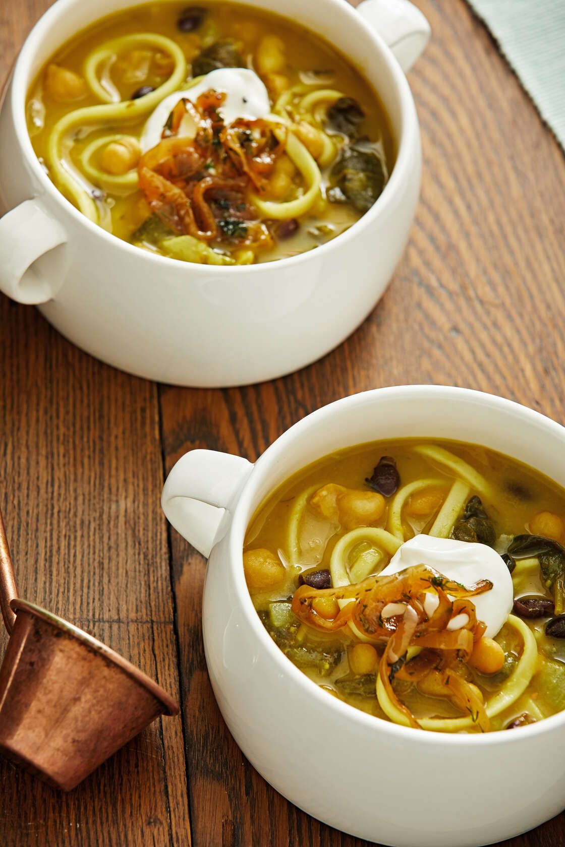 מרק אטריות פרסי (אשה-רשטה) | טום מקורקל ; עיצוב אוכל: ליסה צ'רקסקי עבור הוושינגטון פוסט.