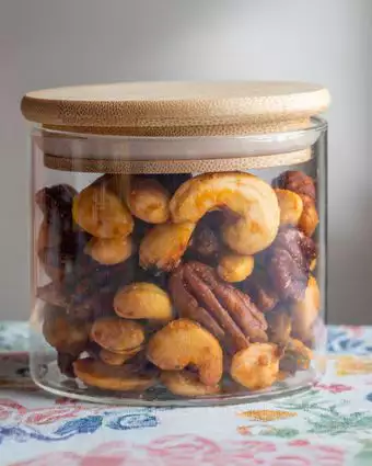 ב־30 דקות וזה מוכן: אגוזים מתובלים מושלמים למשלוח מנות | גיא אשכנזי, Agency Karela