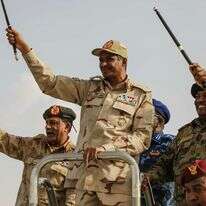 הגנרל מוחמד חמדאן דגלו, במרכז, מברך את הקהל במהלך עצרת שבטים הנתמכת על ידי הצבא | AP/מחמוד חג'אג' הגנרל מוחמד חמדאן דגלו, במרכז, מברך את הקהל במהלך עצרת שבטים הנתמכת על ידי הצבא | AP/מחמוד חג'אג'