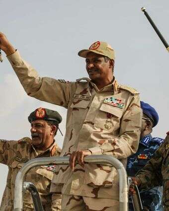 הגנרל מוחמד חמדאן דגלו, במרכז, מברך את הקהל במהלך עצרת שבטים הנתמכת על ידי הצבא | AP/מחמוד חג'אג'